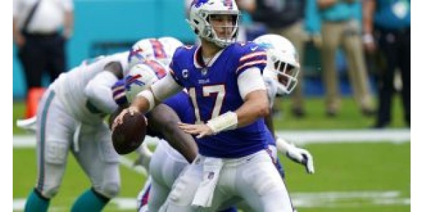 El mariscal de campo de los Buffalo Bills, Josh Allen, espera un juego con Patrick Mahome